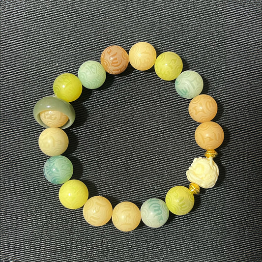 Vintage Bodhi Seed Prayer Beads Bracelet with Carved Six-Word Mantra and Animal Charms – Traditional Polished Wood Meditation Mala Beads for Spiritual Practice and Decorative Wear